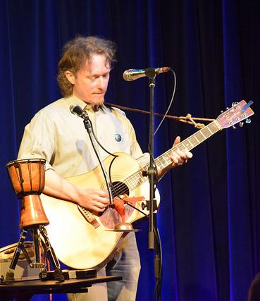 James
Hollingsworth at Widcombe Social Club,
photo by Richard Clarke Harpic-pic